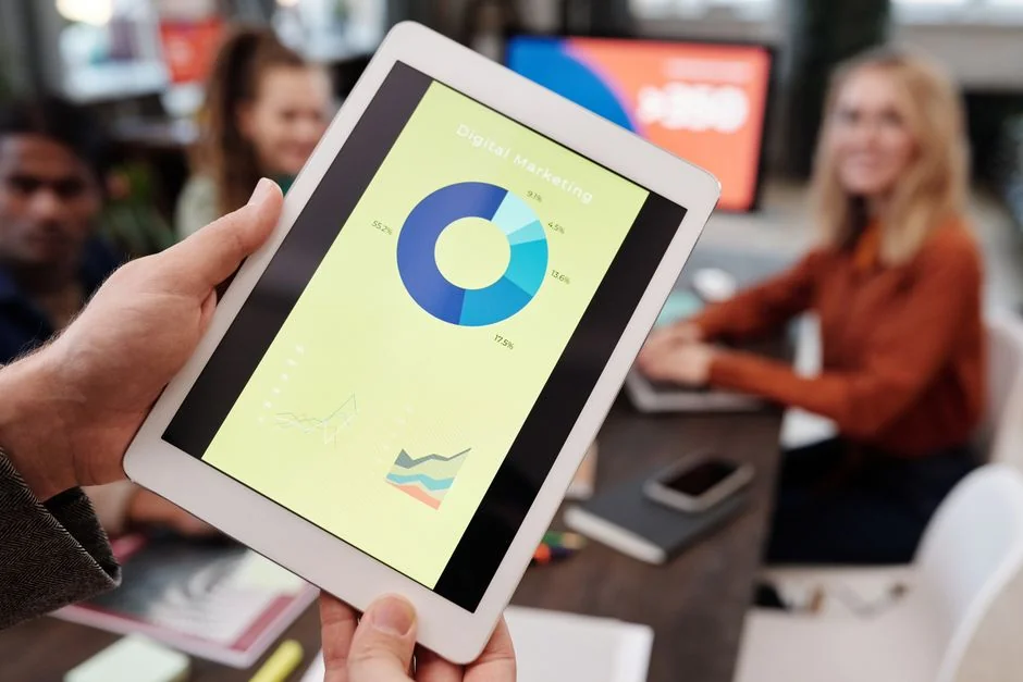 Téléphone mobile affichant une interface e-commerce sur une surface en bois, illustrant la technologie des achats en ligne.